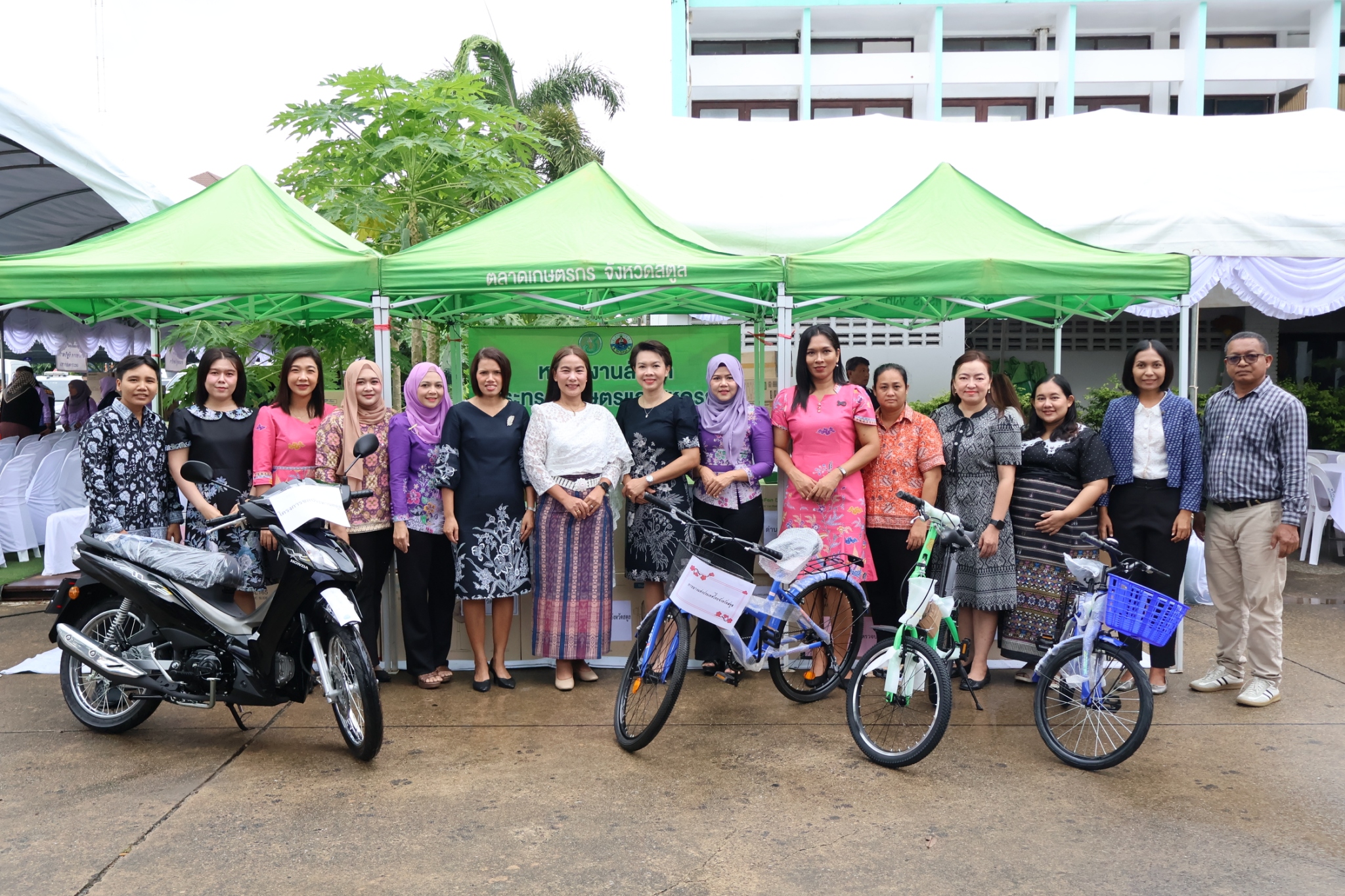 title - ส.ป.ก.สตูล ร่วมมอบสิ่งของสนับสนุนการจัดงาน 